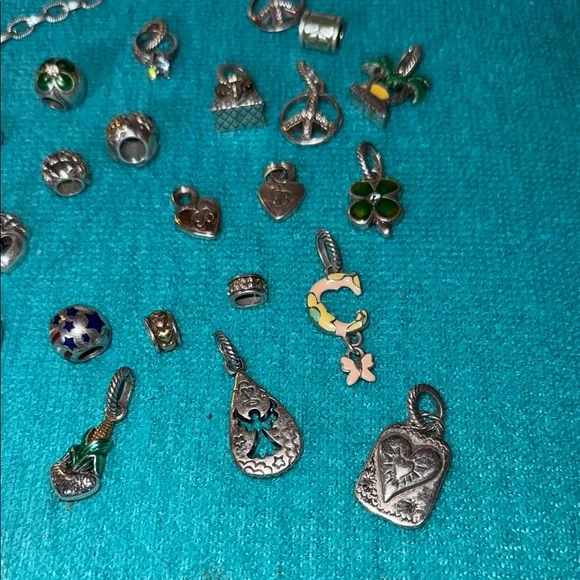 Vintage Brighton Charm bracelet with tin. 26 charms. 7.5 inches. - Picture 13 of 16